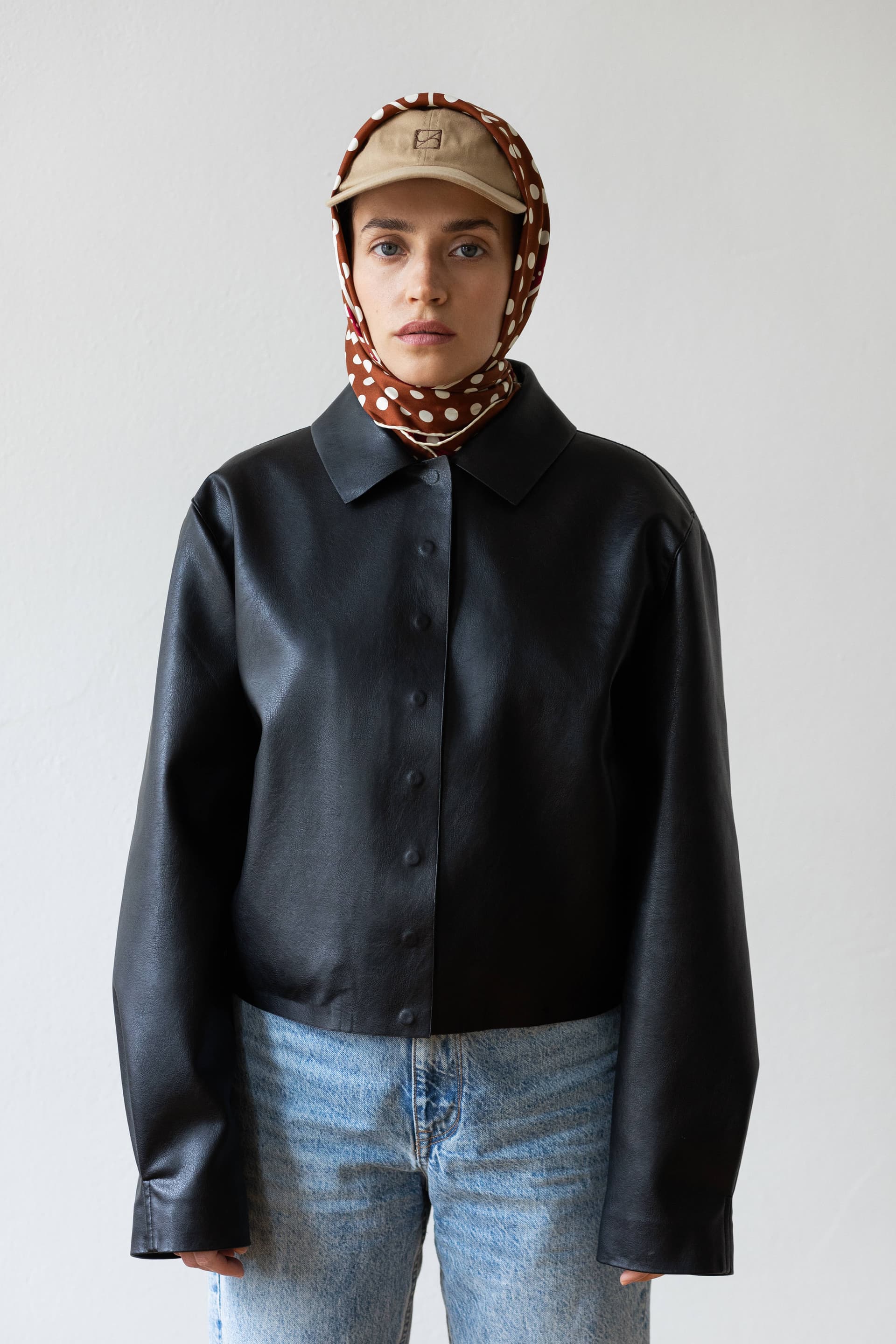 Silk scarf 90 cm Polka Dot black / navy — view 4