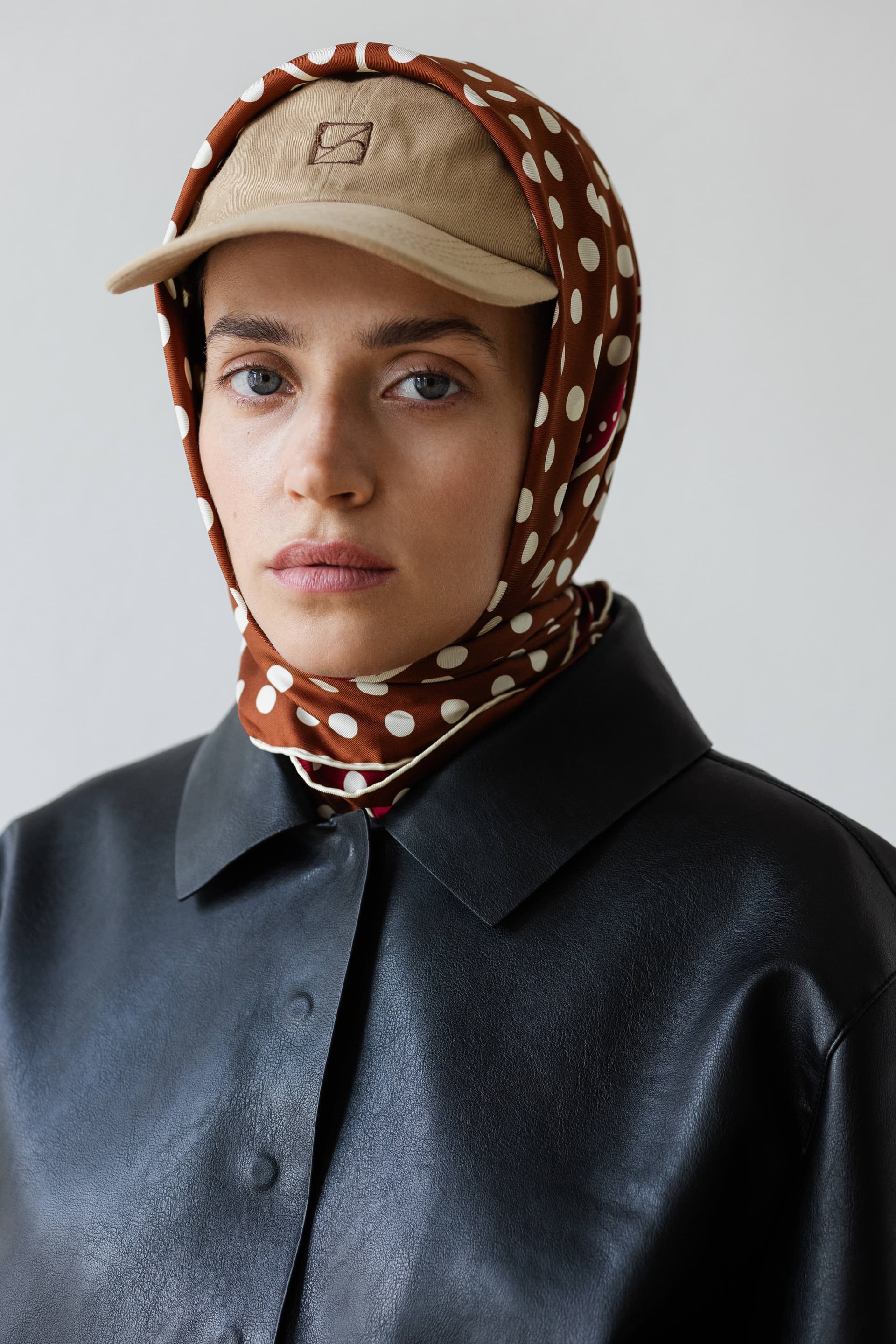 Silk scarf 90 cm Polka Dot black / navy — view 5
