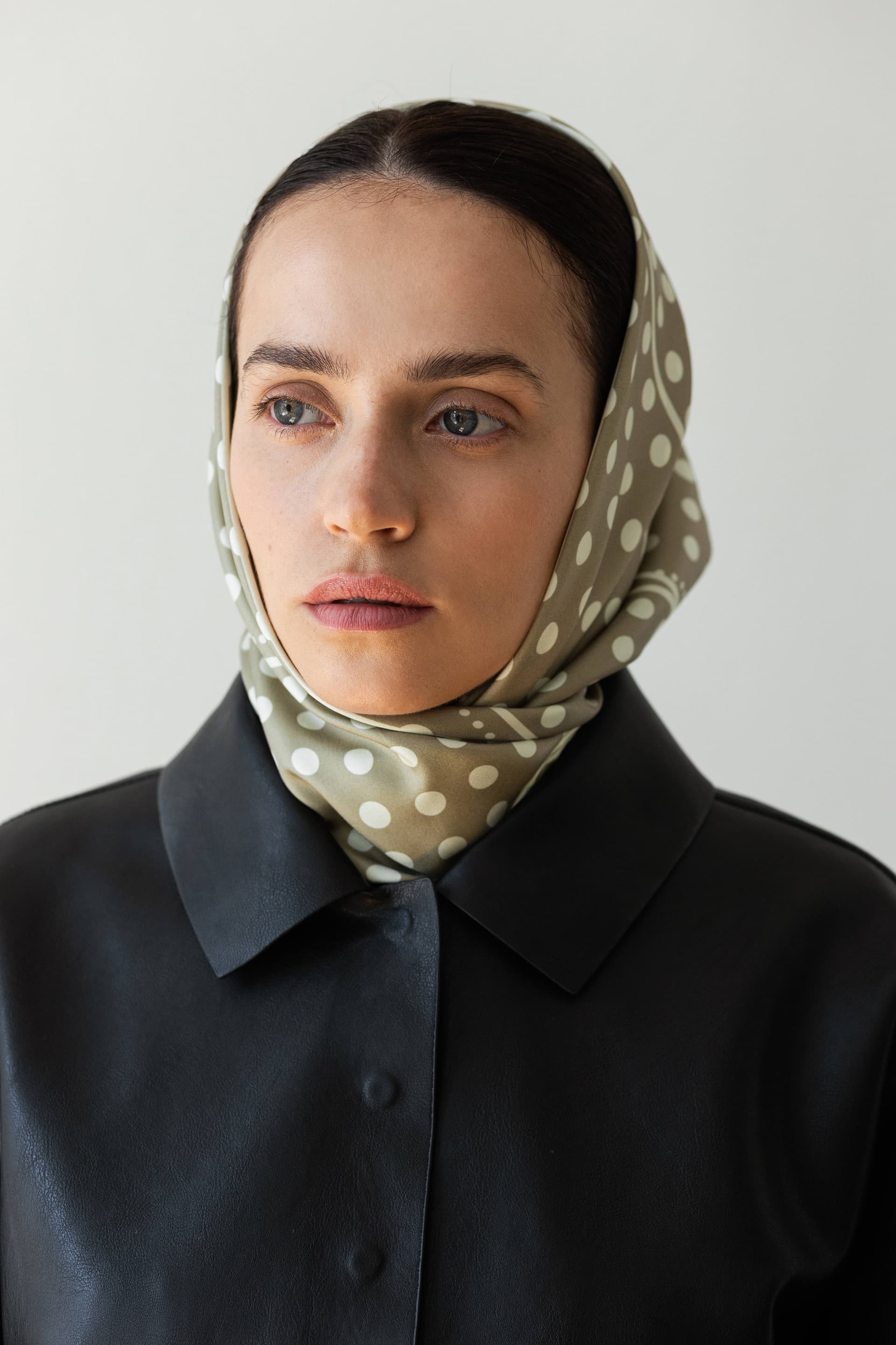 Silk scarf 90 cm Polka Dot black / navy — view 8