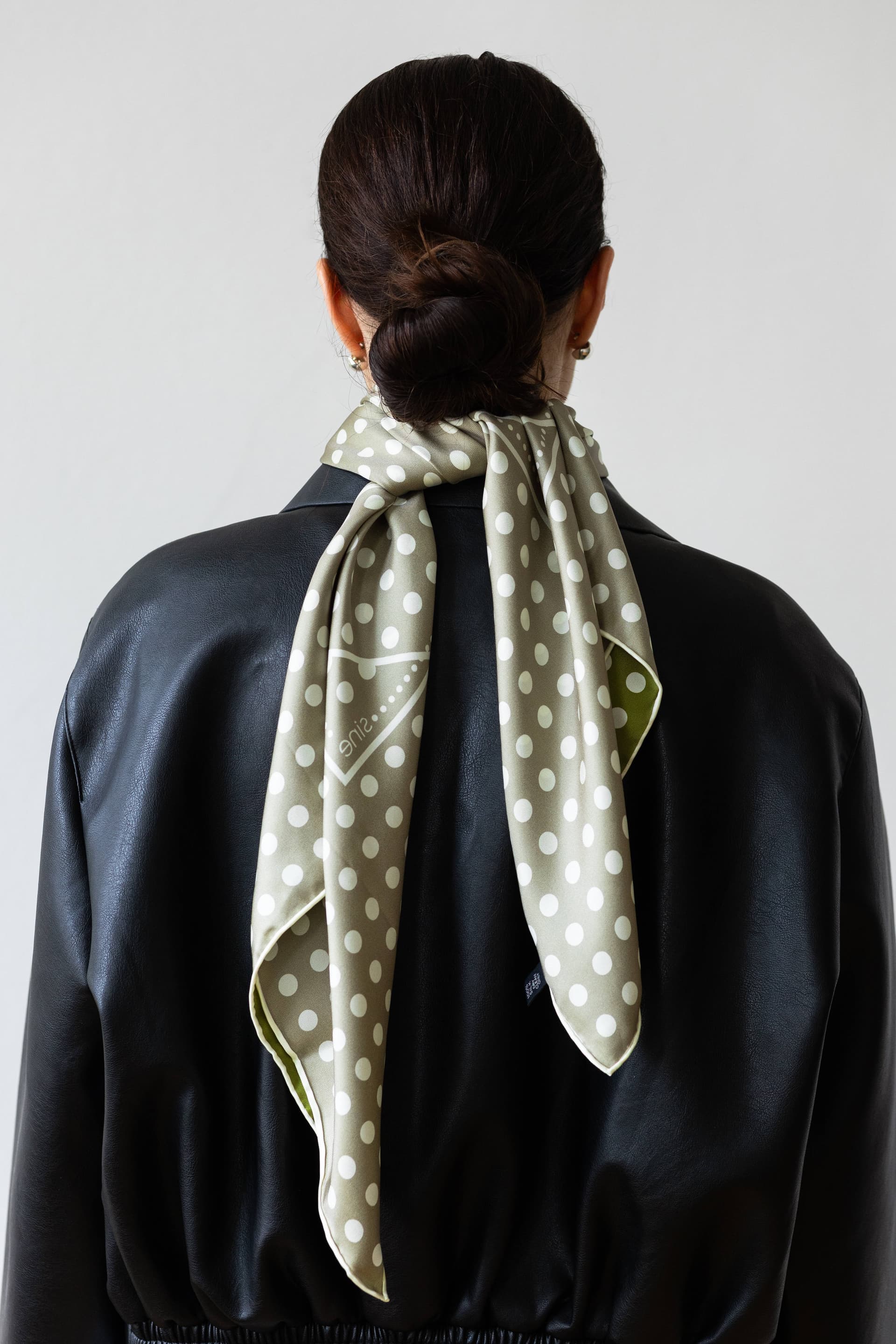 Silk scarf 90 cm Polka Dot black / navy — view 7