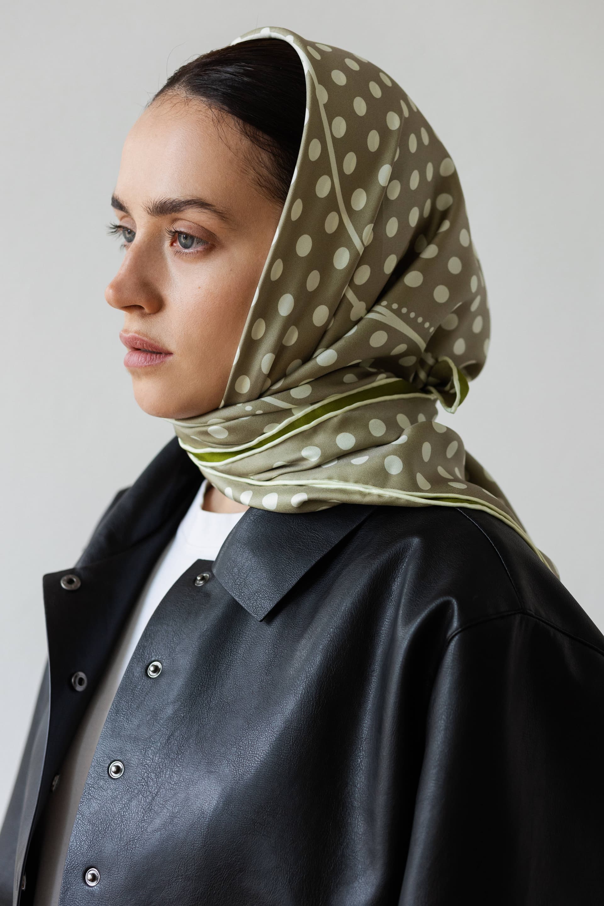 Silk scarf 90 cm Polka Dot black / navy — view 1