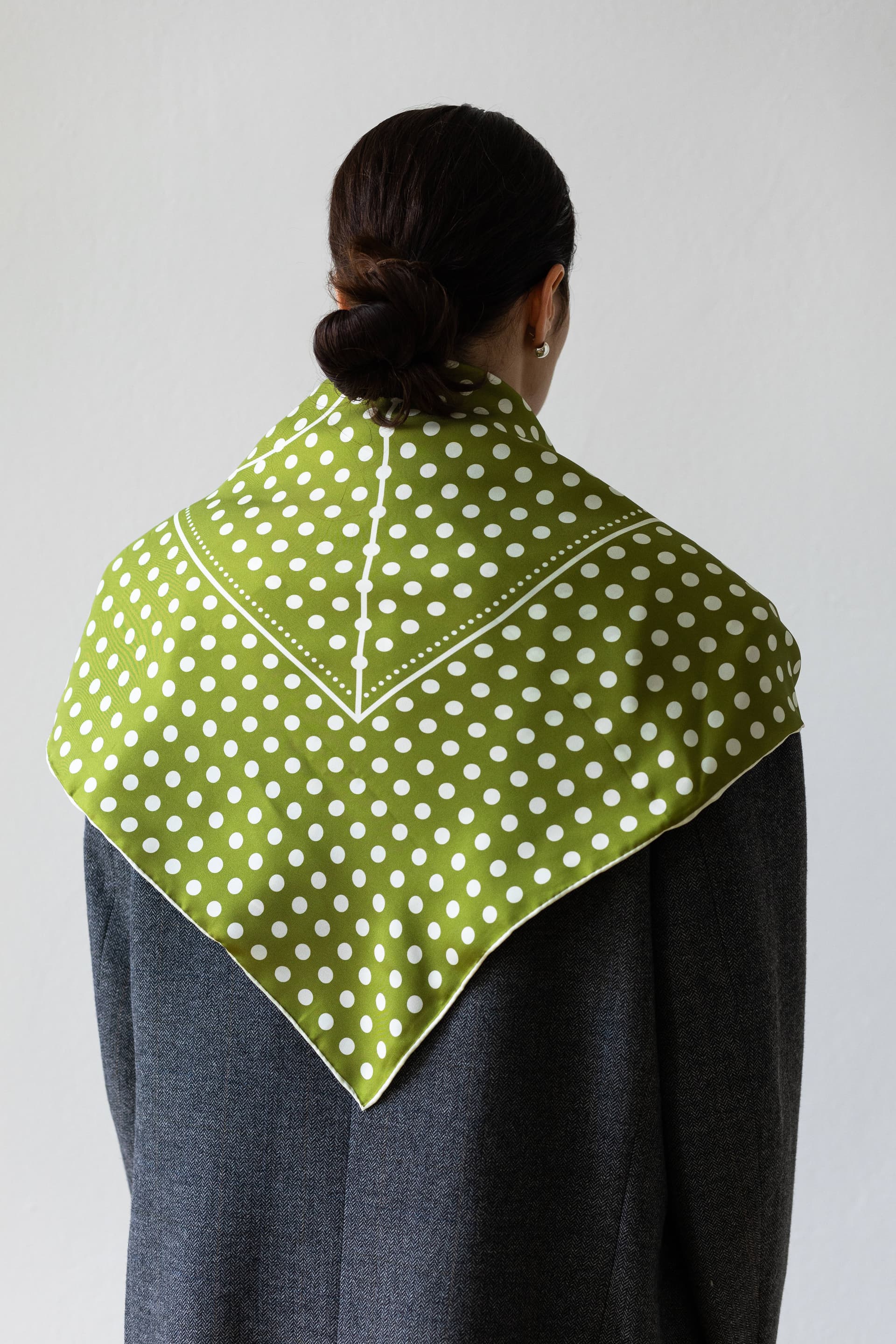 Jedwabna apaszka dwustronna 90 cm Polka Dot grey / green — widok 8