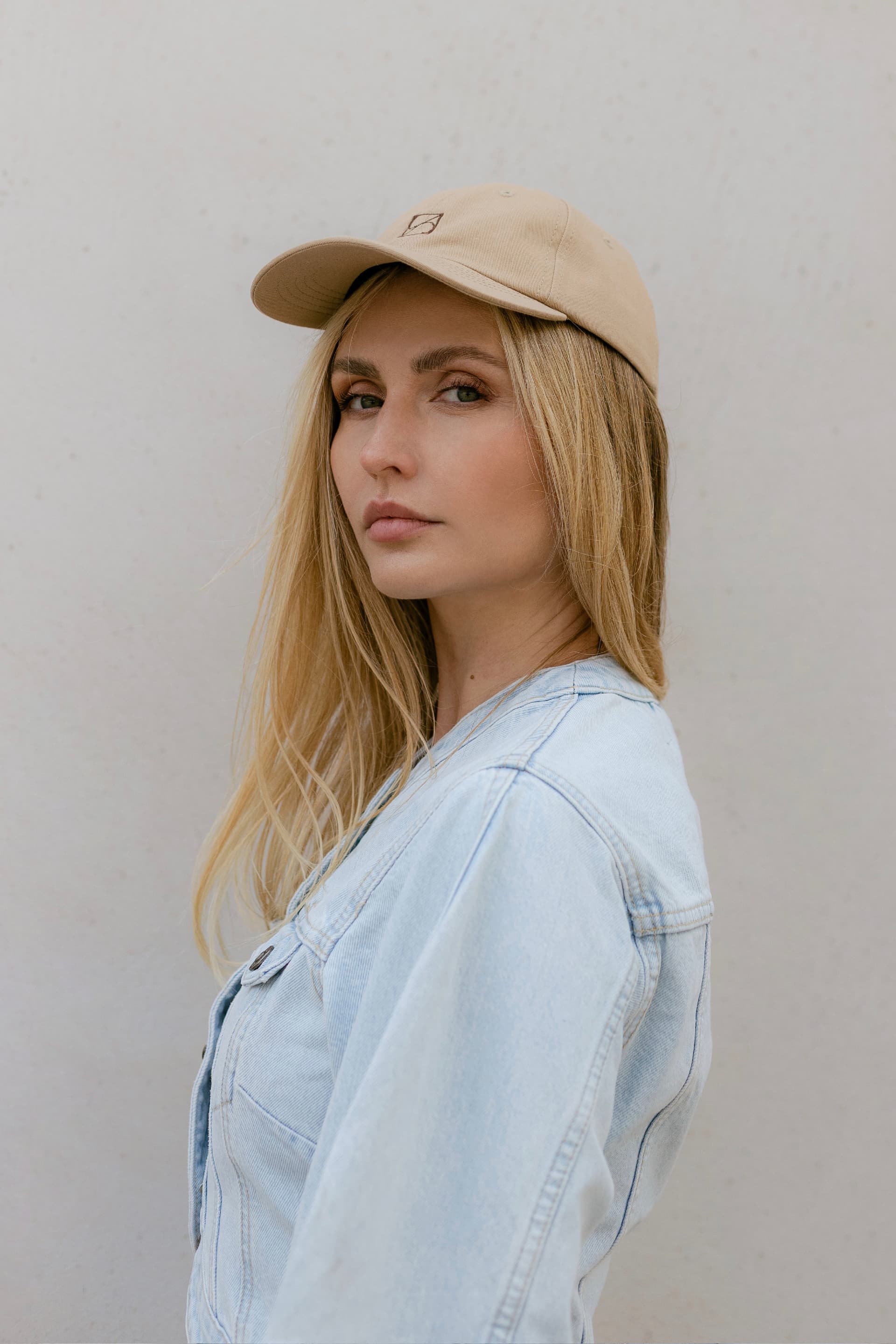 Beige baseball cap with optional silk accessory