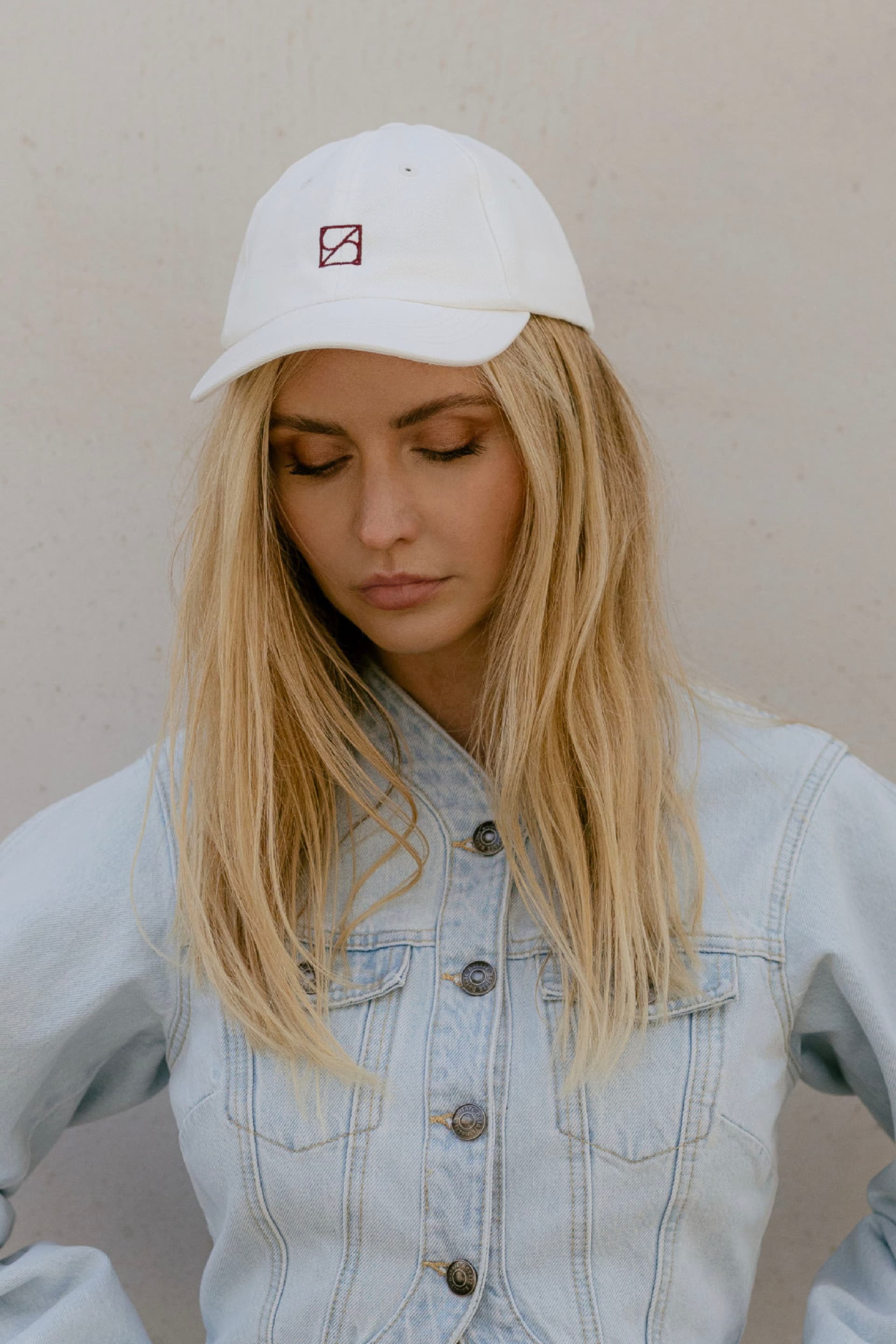 White baseball cap with optional silk accessory