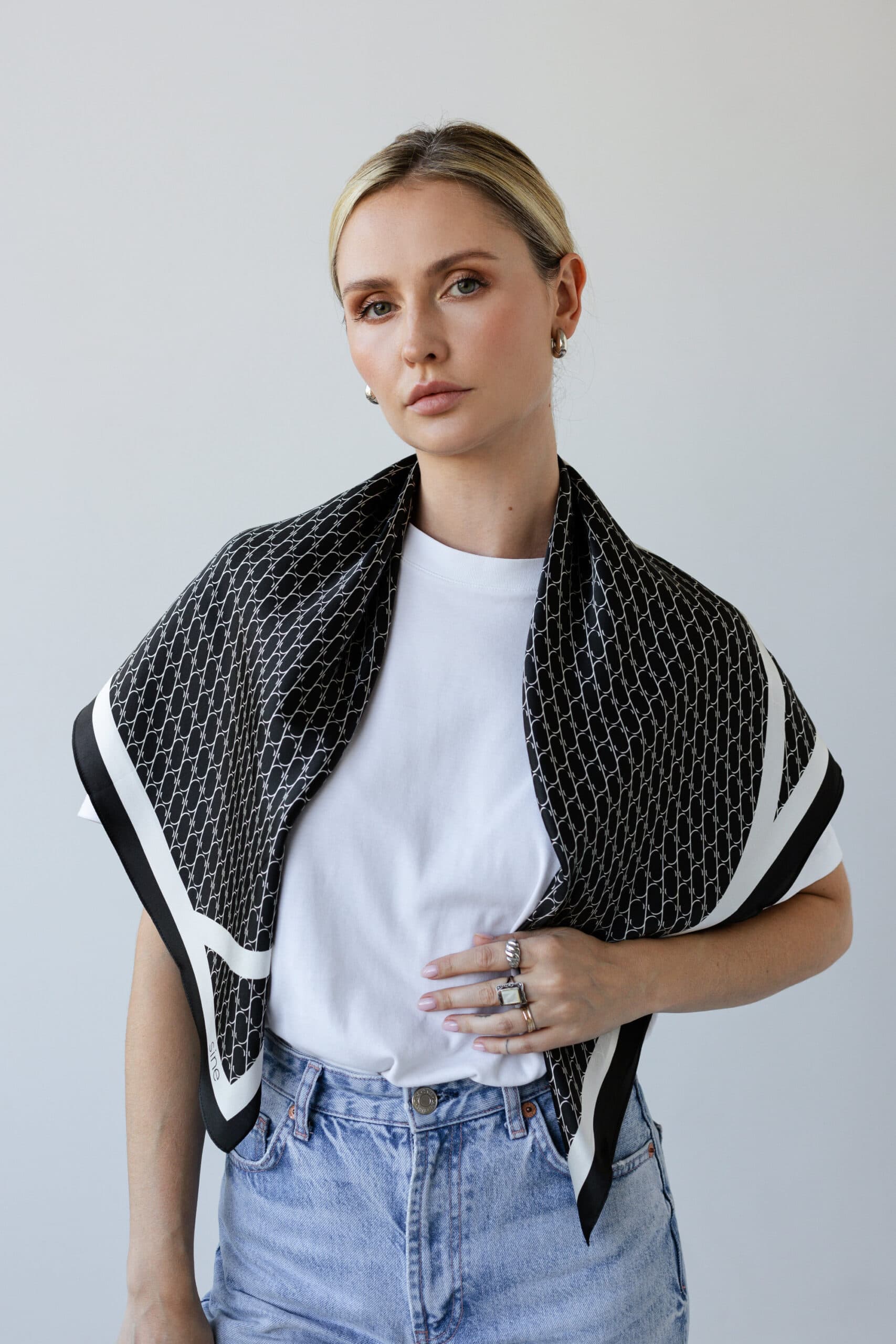 Jedwabna apaszka 90 cm | Sine Silk CLASSIC BLACK